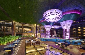 2 bars/lounges, rooftop bar - Golden Tulip Holland Resort (Batu)