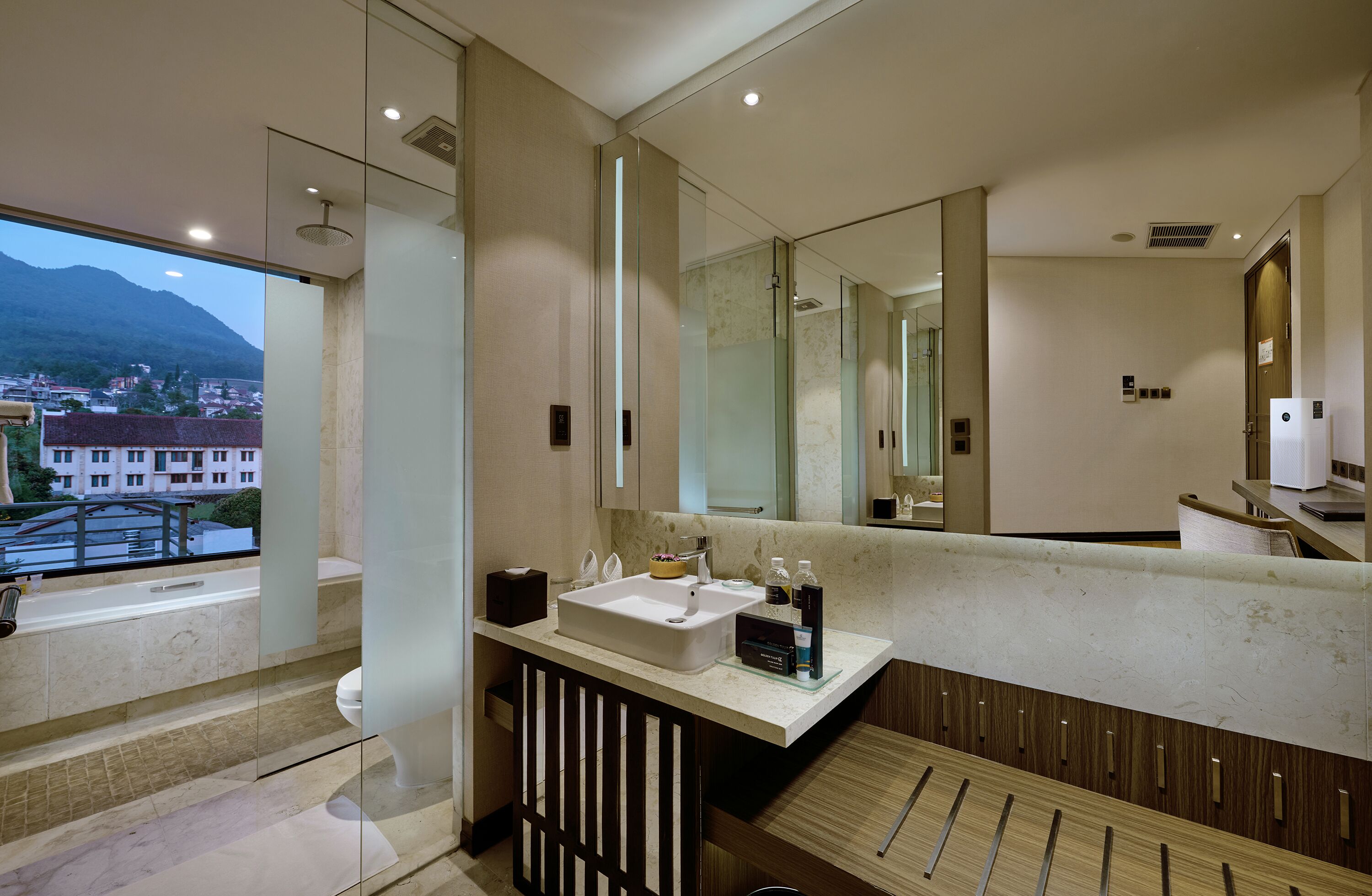 Ein modernes Badezimmer mit großem Spiegel, Badewanne und Waschbecken.
