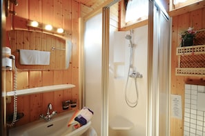 Familie appartement, 2 slaapkamers, uitzicht op bergen (Pratinu, incl. end cleaning fee €55) | Badkamer | Een douche, een haardroger, handdoeken, toiletpapier