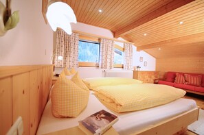 Appartement Familial, 1 chambre, vue montagne (Campello, incl. end cleaning fee €55) | Literie de qualité supérieure, couette en duvet d'oie, bureau