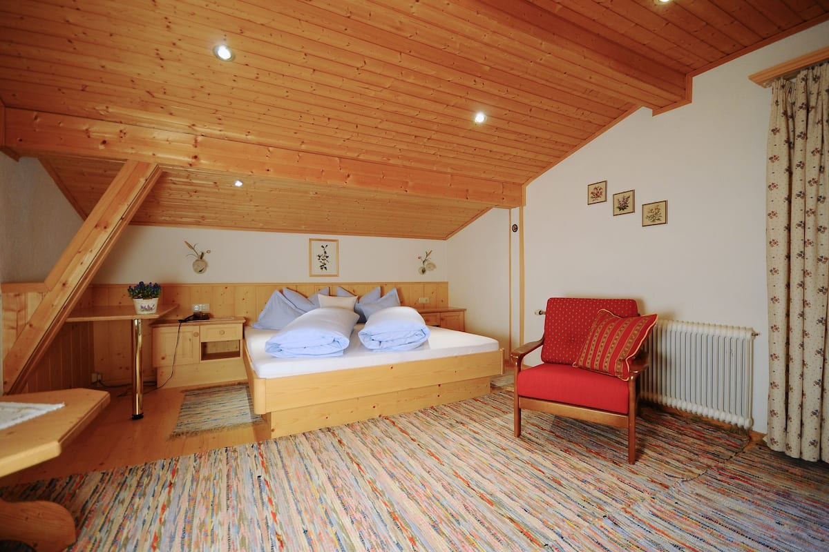 2 bedrooms, premium bedding, down duvets, desk