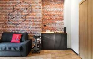 Deluxe appartement, 2 slaapkamers | Woonruimte | Flatscreentelevisie