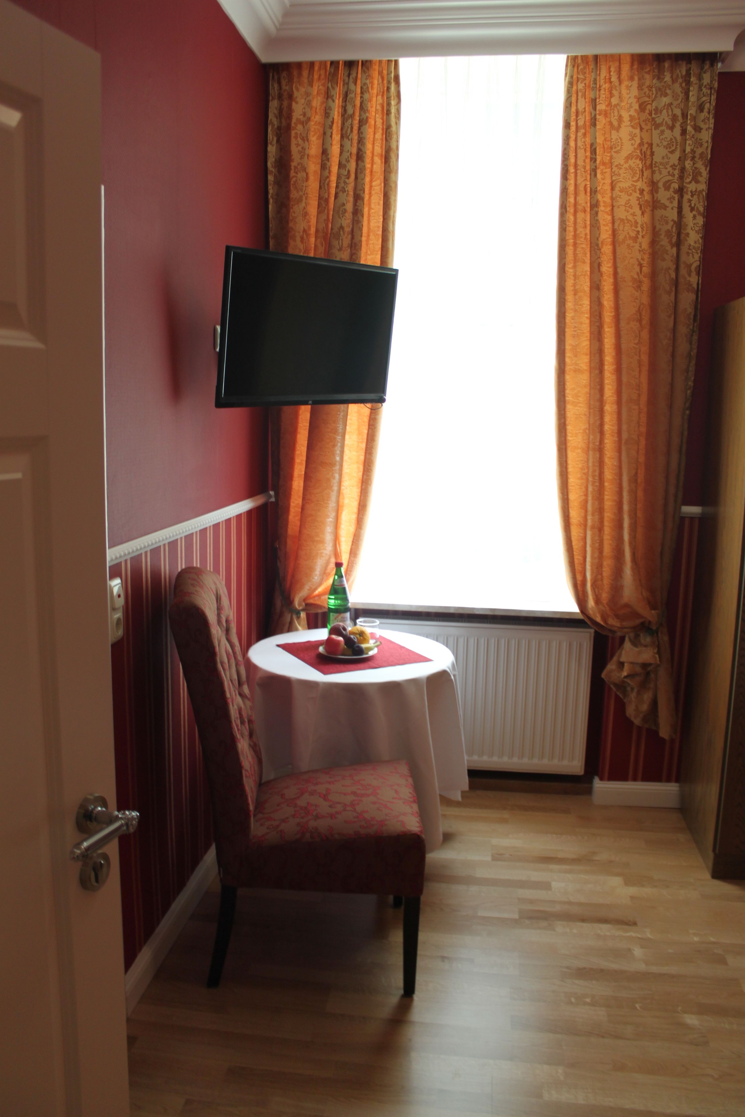 single room | room amenity