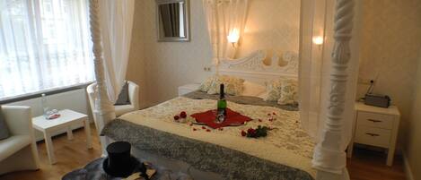 Comfort Double Room | Langsir/tirai gelap terus, seterika/papan seterika, Wi-fi percuma