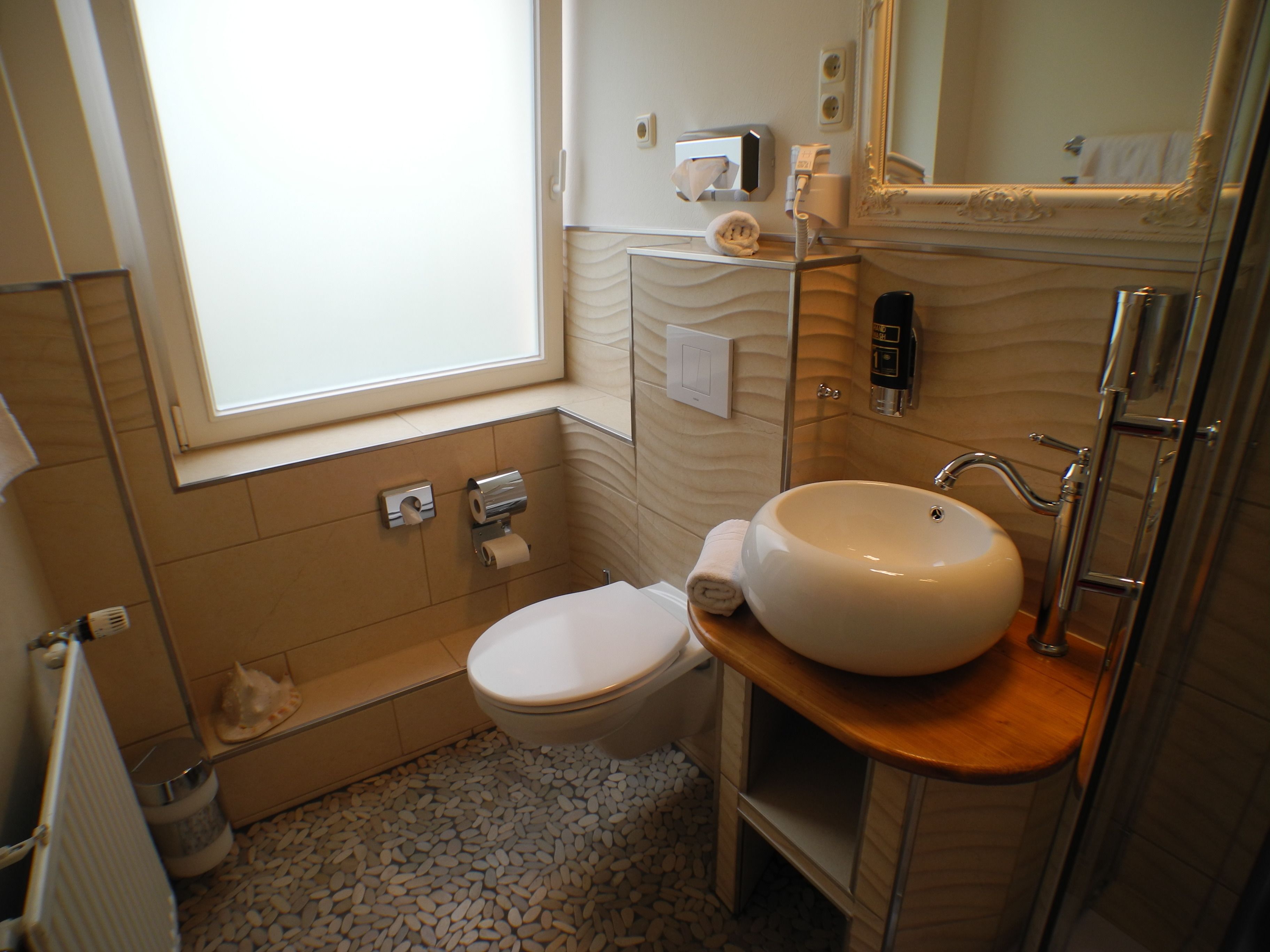 standard double room | bathroom | shower, free toiletries, hair dryer, towels