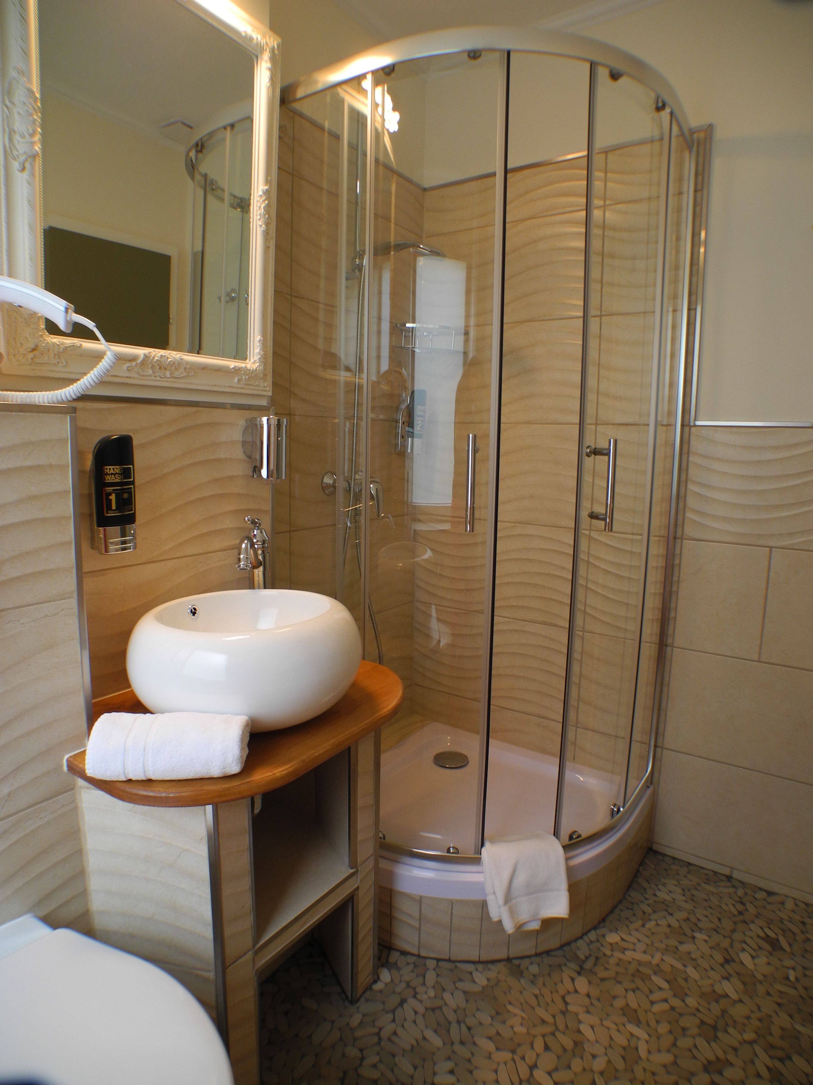 standard double room | bathroom | shower, free toiletries, hair dryer, towels