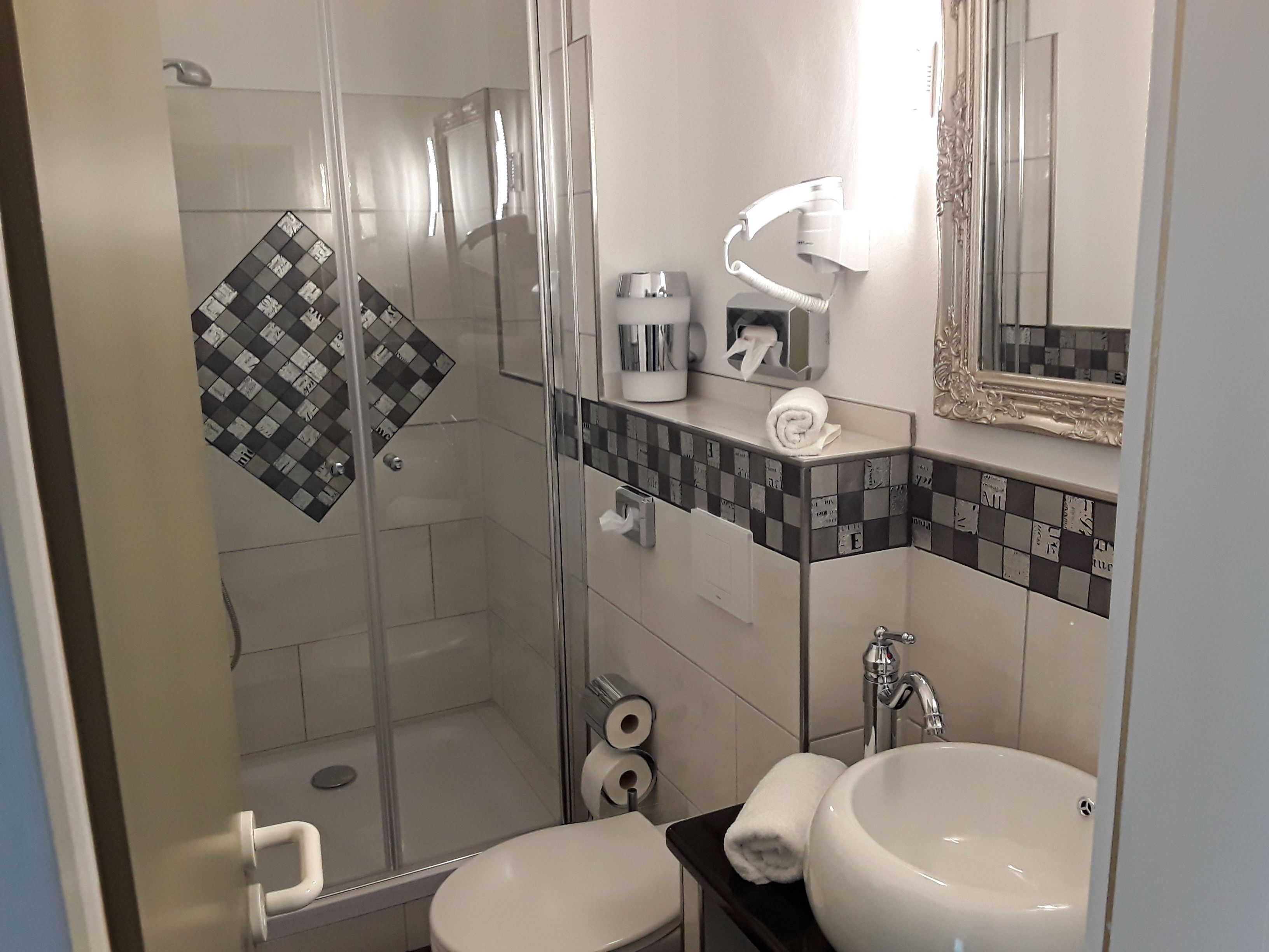 comfort double room | bathroom | shower, free toiletries, hair dryer, towels