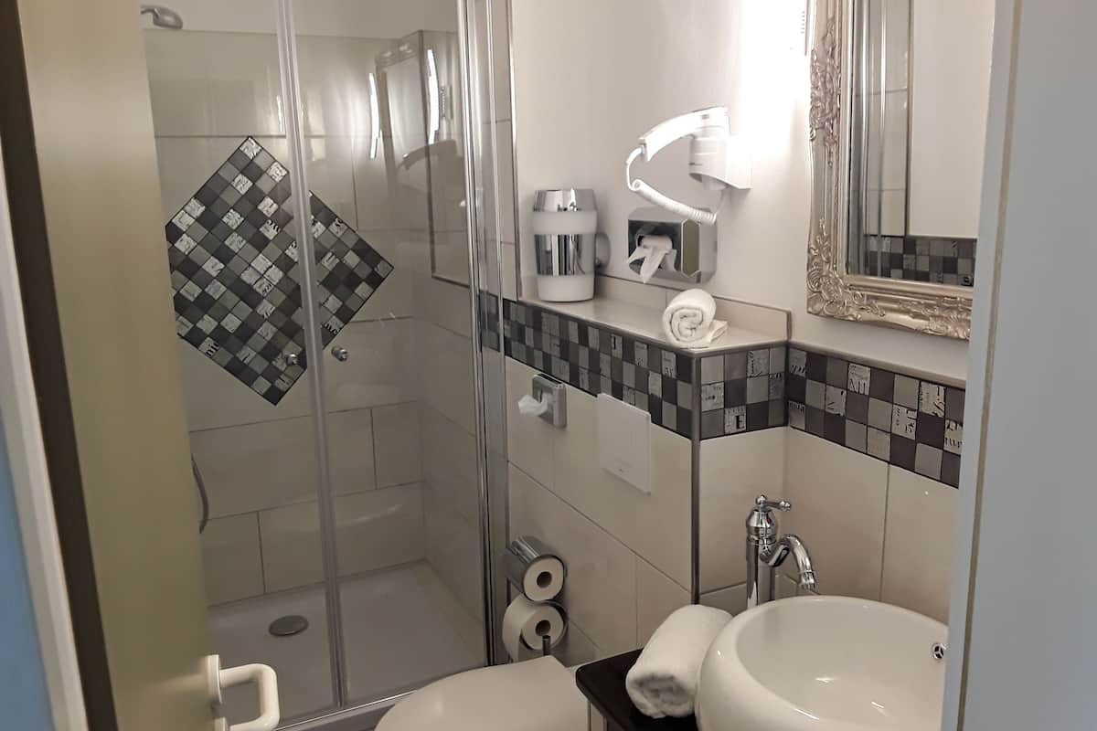 comfort double room | bathroom | shower, free toiletries, hair dryer, towels