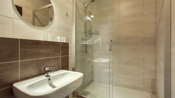 Superior tweepersoonskamer | Badkamer | Gratis toiletartikelen, een haardroger, handdoeken, zeep