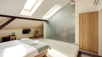 Habitación superior con 2 camas individuales | Cortinas blackout, insonorización y tabla de planchar con plancha