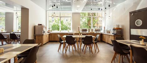 Petit déjeuner buffet (10 EUR par personne)