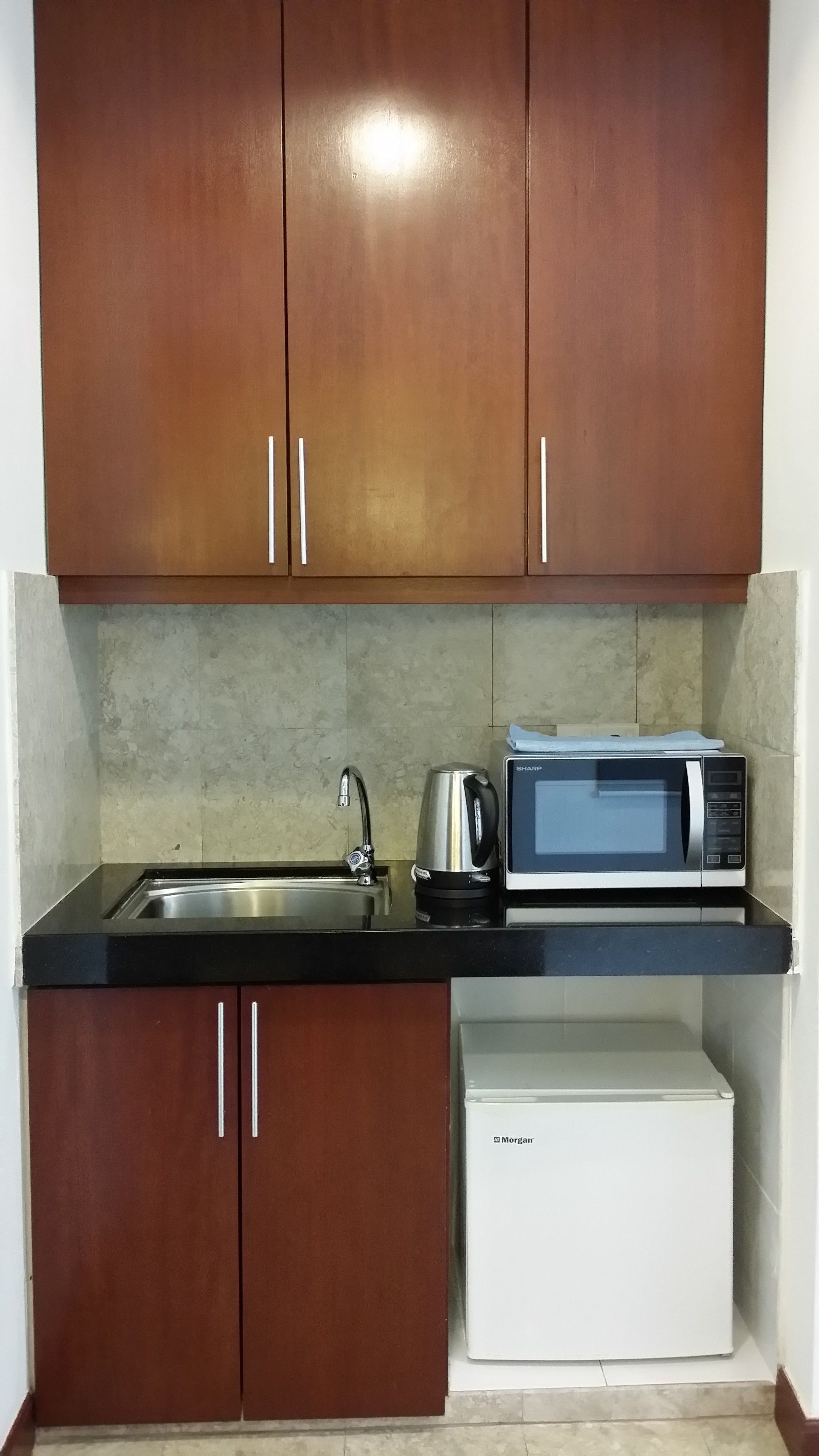deluxe suite, tower | private kitchenette | fridge, microwave, electric kettle