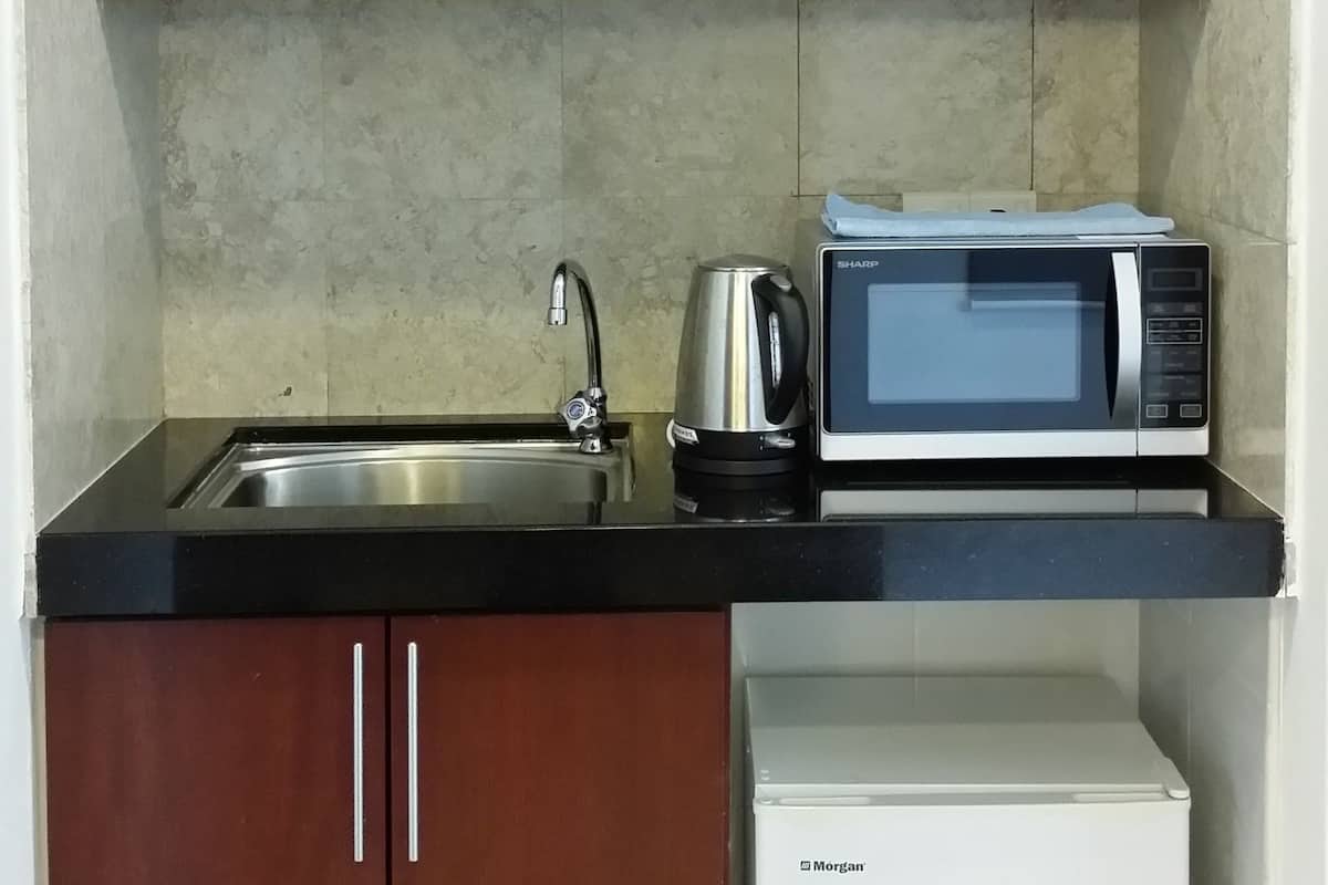 deluxe suite, tower | private kitchenette | fridge, microwave, electric kettle