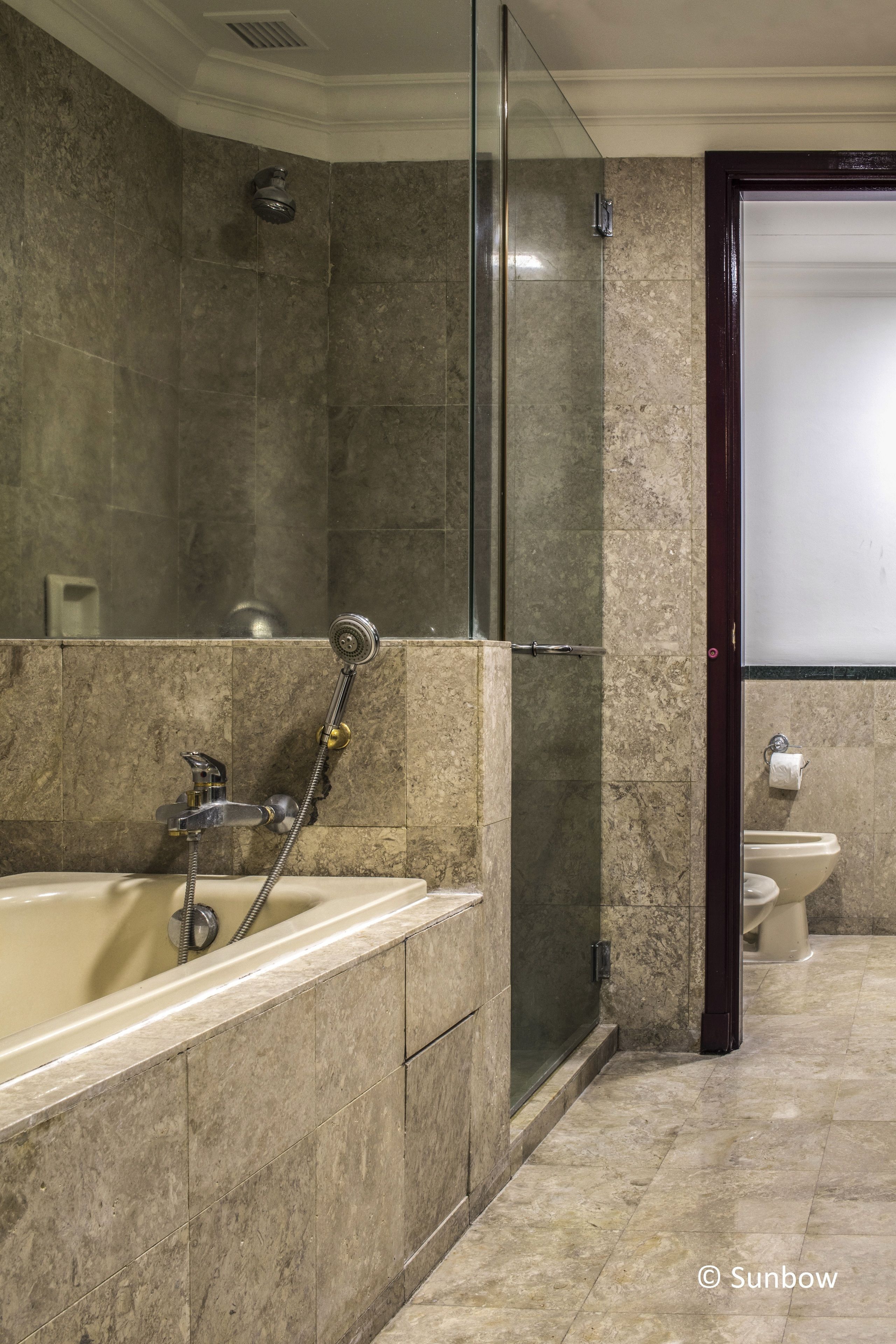 separate bathtub and shower, deep-soaking bathtub, free toiletries