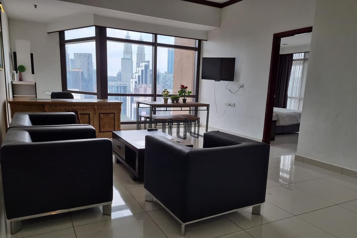 signature suite, 2 bedrooms, tower | premium bedding, pillow-top beds, minibar, laptop workspace