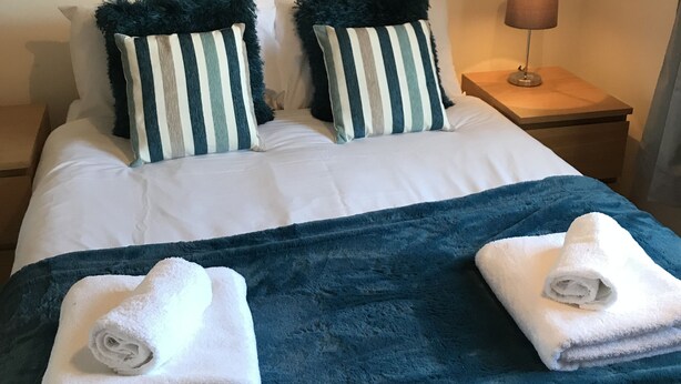 House, 1 Bedroom | 1 bedroom, Egyptian cotton sheets, soundproofing, iron/ironing board - Arma Short Stays 28 (Bicester)