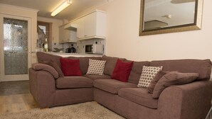 House, 1 Bedroom | Living room | 32-inch flat-screen TV with digital channels, TV - Arma Short Stays 28 (Bicester)