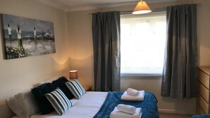 House, 1 Bedroom | 1 bedroom, Egyptian cotton sheets, soundproofing, iron/ironing board - Arma Short Stays 28 (Bicester)