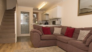 House, 1 Bedroom | Living room | 32-inch flat-screen TV with digital channels, TV - Arma Short Stays 28 (Bicester)