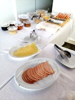 Café da manhã com buffet todos os dias mediante uma taxa