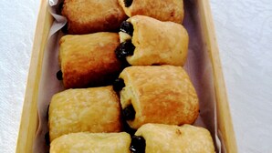 A tray of pastries with chocolate chips. - Thalasea Kimolos (Kimolos)
