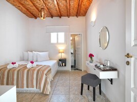 Quarto casal standard | Cofres nos quartos, Wi-Fi de cortesia, roupa de cama
