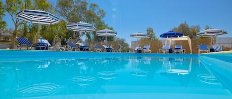 Piscine extérieure, parasols de plage, chaises longues