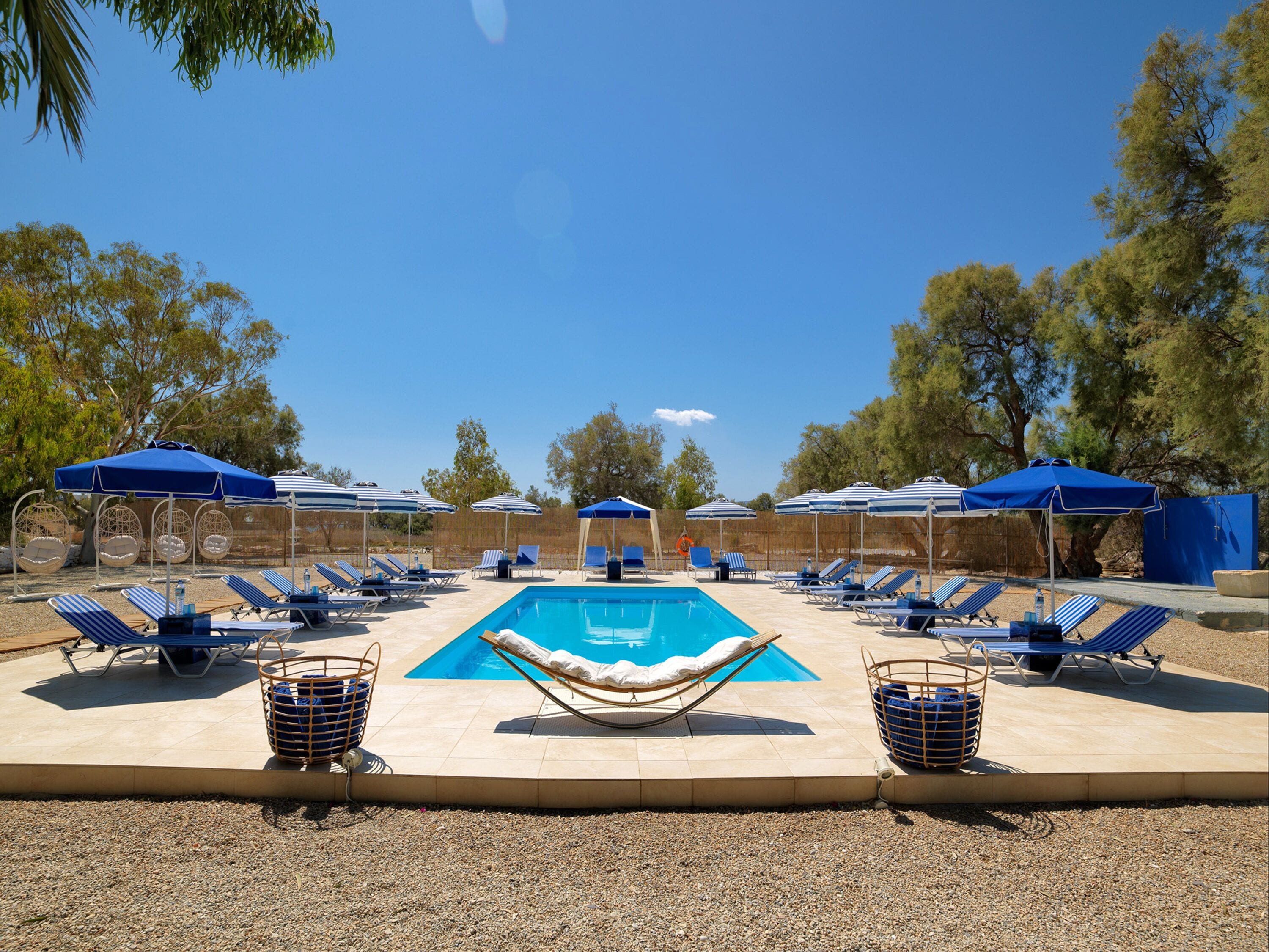 Ulkouima-allas avoinna 11.00–19.00, aurinkovarjoja, aurinkotuoleja