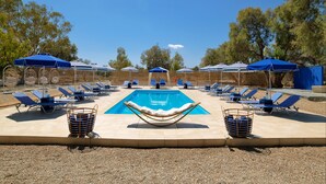 A pool area with lounge chairs and umbrellas. - Thalasea Kimolos (Kimolos)