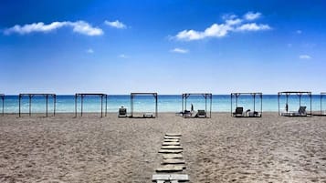 Plage privée, chaises longues, parasols, beach-volley
