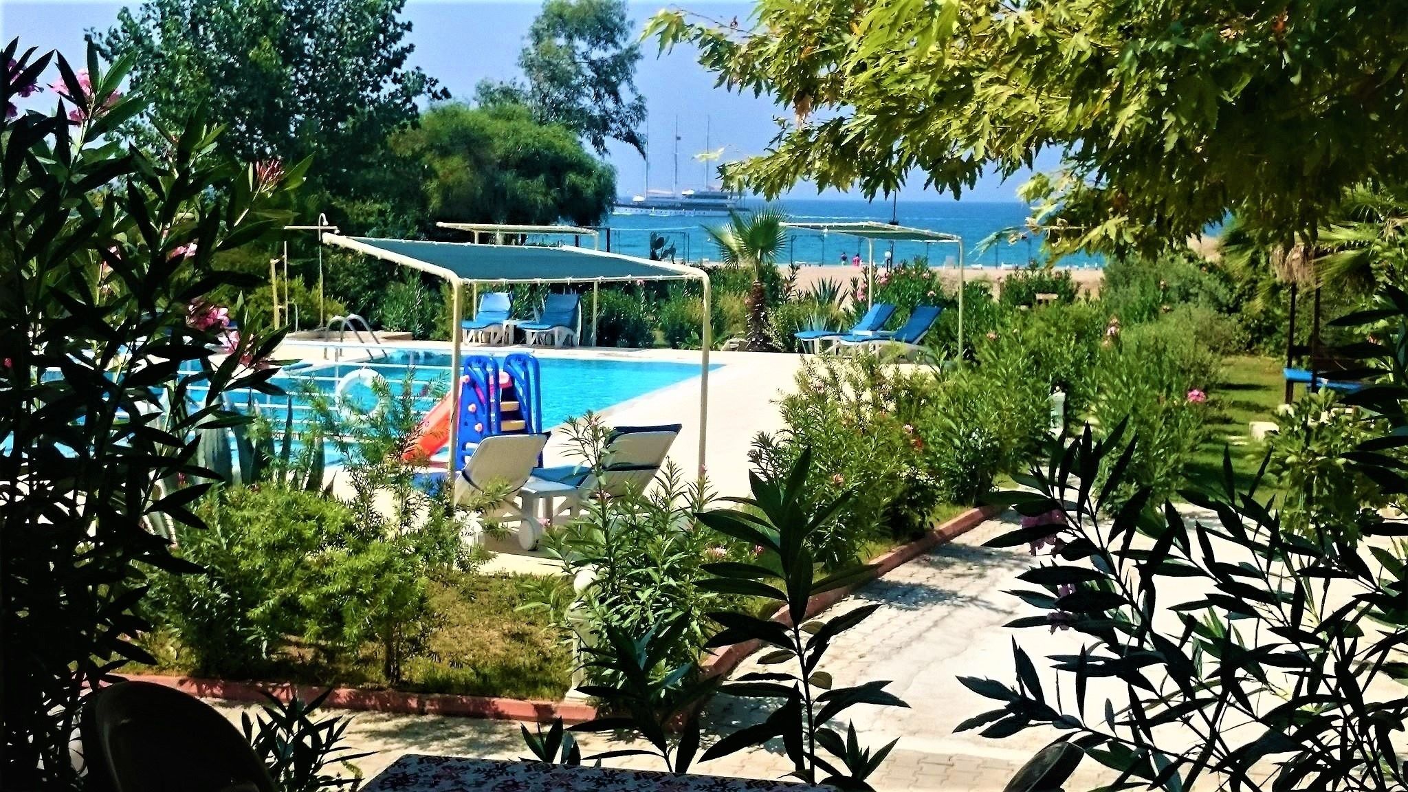 Piscine extérieure, piscine avec cascade, parasols de plage