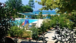 Piscine extérieure, piscine avec cascade, parasols de plage