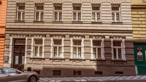 Monikerroksinen rakennus, jossa on klassinen arkkitehtoninen tyyli. Sen alakerrassa on sisäänkäynti, jossa on tumma puuovi ja kyltti, jossa näkyy numero 1079.