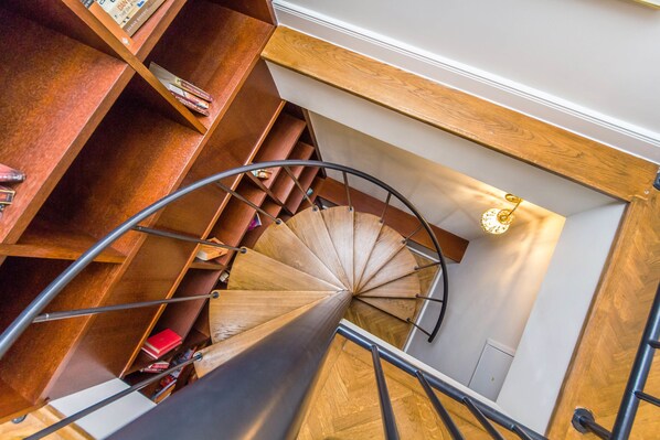 Nhà Duplex | Két bảo mật tại phòng, bàn, bàn ủi/dụng cụ ủi quần áo