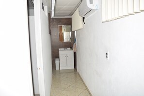 POSITANO | Bathroom | Separate bathtub and shower, towels - Basic-Hotel (Puerto Vallarta)