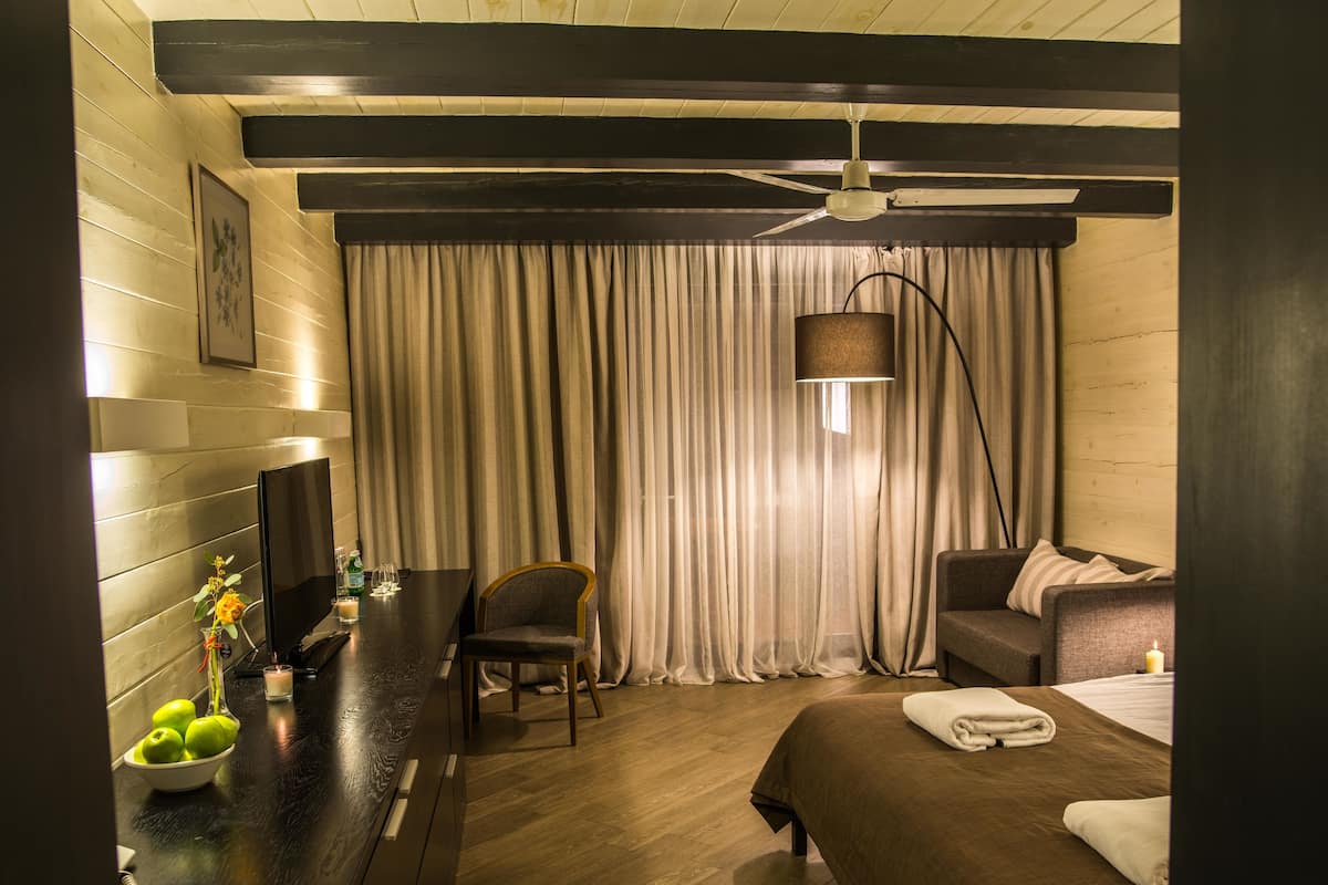 Premium bedding, minibar, in-room safe, desk