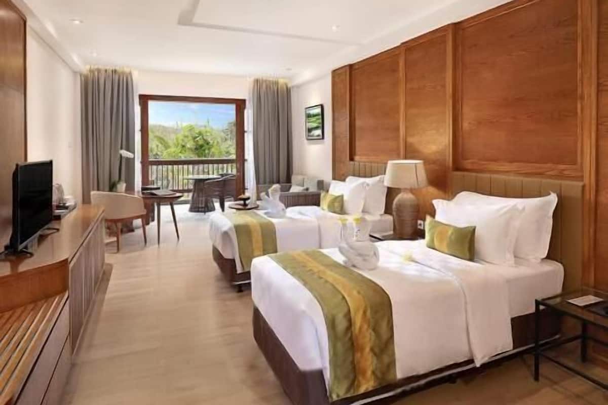 Premium bedding, minibar, in-room safe, desk