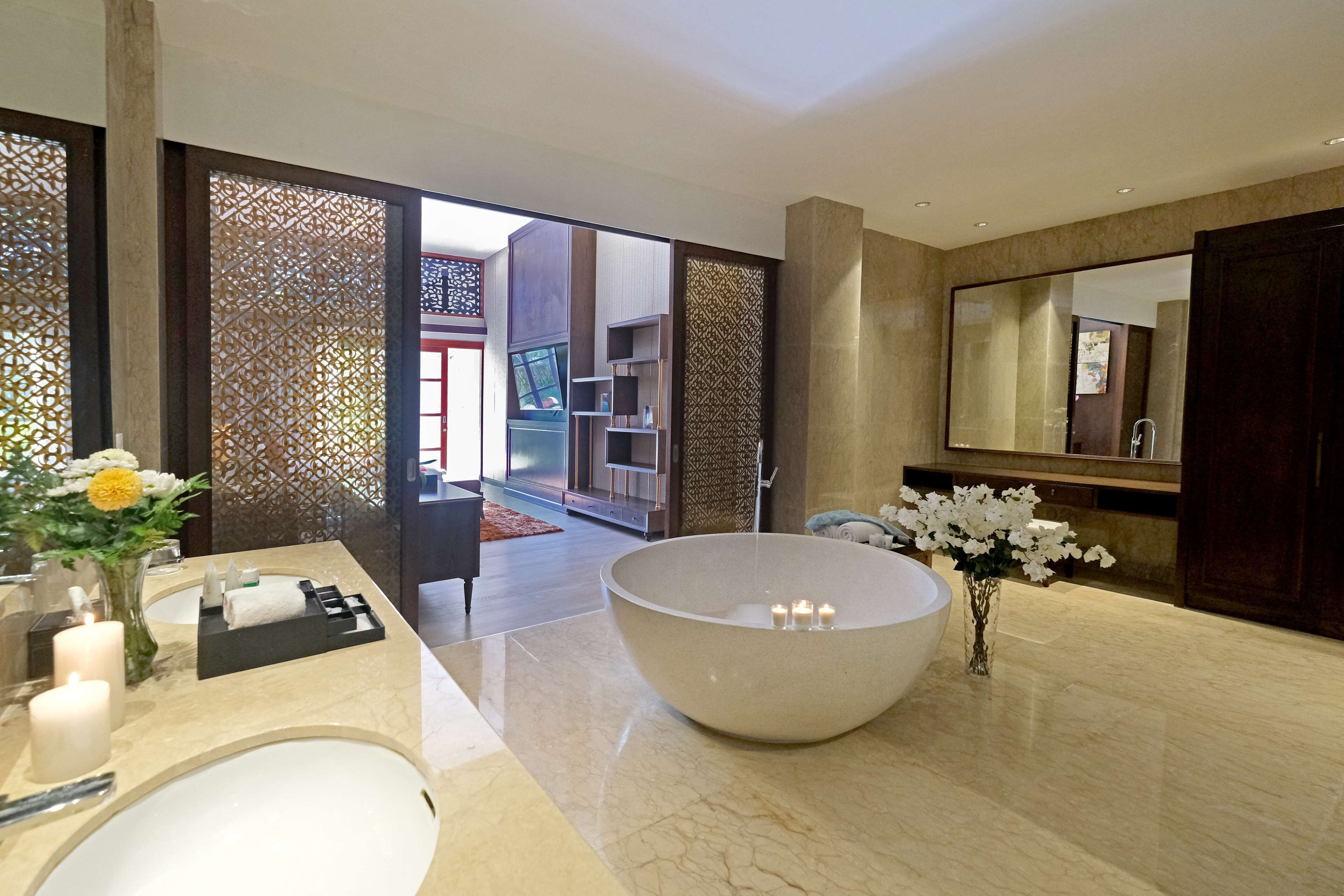presidential suite, 1 king bed, balcony | bathroom | separate bathtub and shower, deep-soaking bathtub