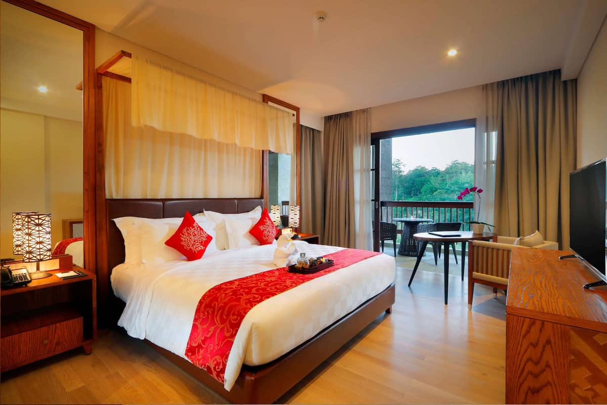 Premium bedding, minibar, in-room safe, desk