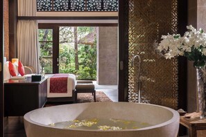 Separate bathtub and shower, deep-soaking bathtub - Royal Tulip Springhill Resort Jimbaran (Jimbaran)