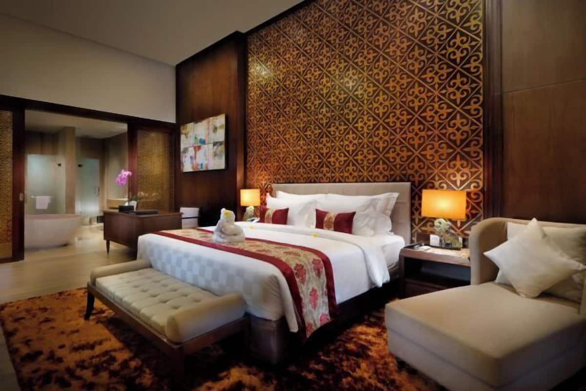 Premium bedding, minibar, in-room safe, desk