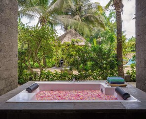 Accessible bathroom - Royal Tulip Springhill Resort Jimbaran (Jimbaran)