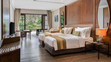 Deluxe Room, 2 Katil Bujang (Single), Pool View | Peralatan tempat tidur premium, bar mini, peti besi dalam bilik, meja