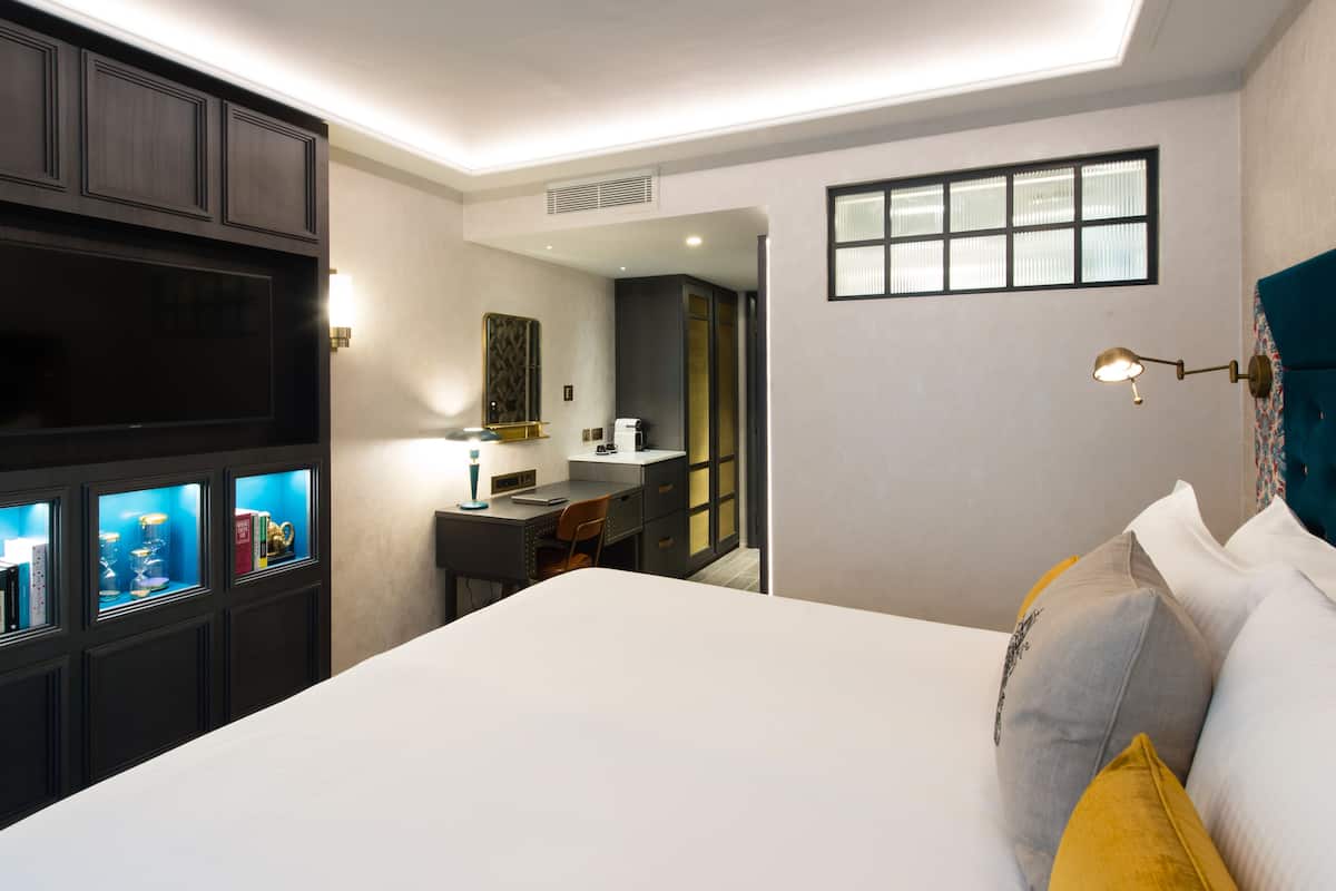 Habitación superior | Ropa de cama de alta calidad y caja de seguridad en la habitación
