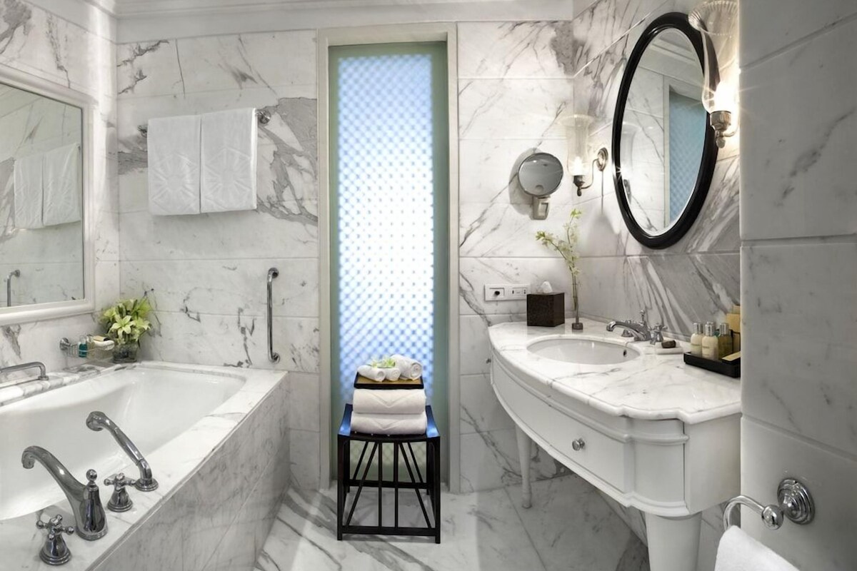 Bathroom | Combined shower/bathtub, deep-soaking bathtub, rainfall showerhead