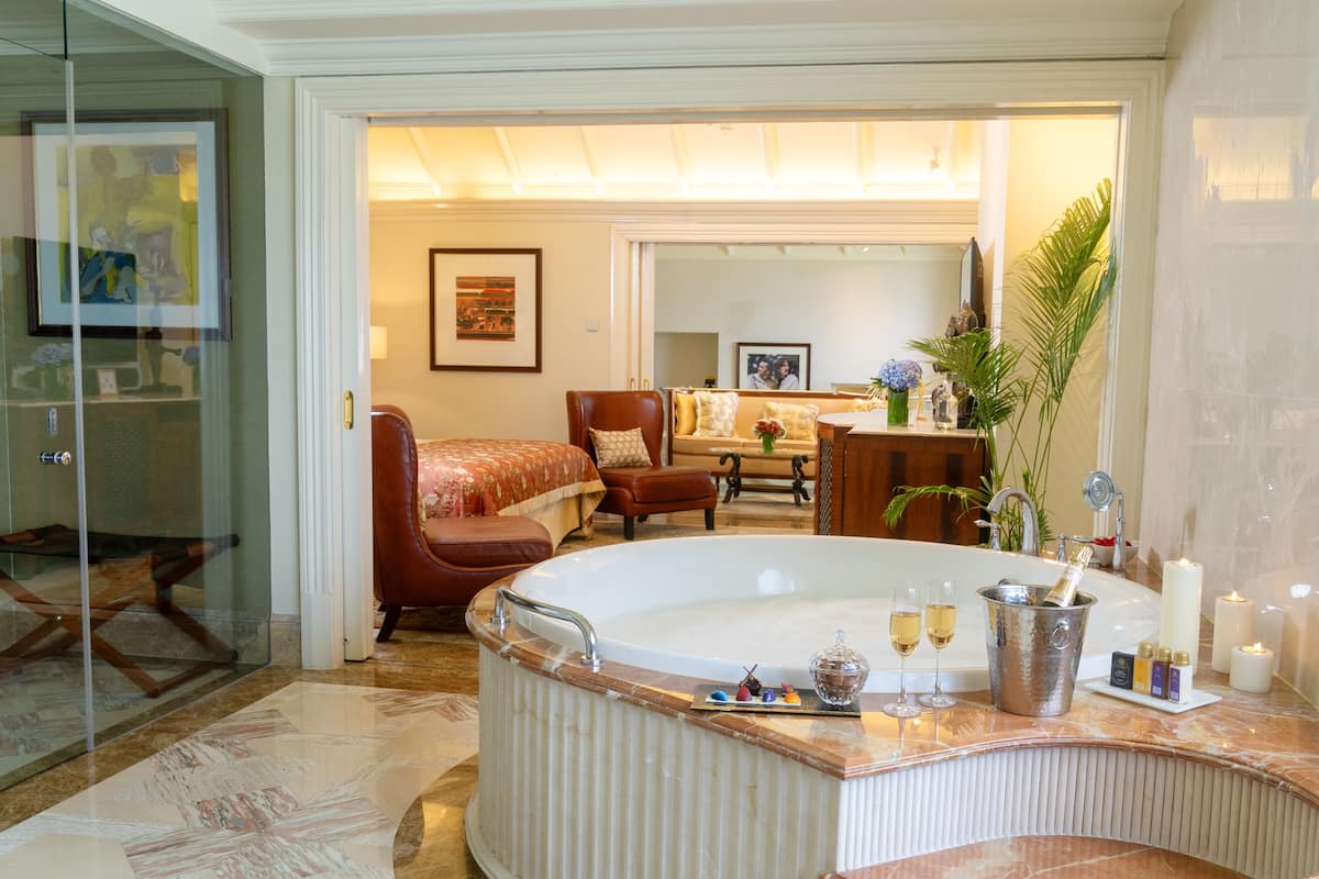 signature suite, 1 king bed, sea view | bathroom | combined shower/bathtub, deep-soaking bathtub, rainfall showerhead