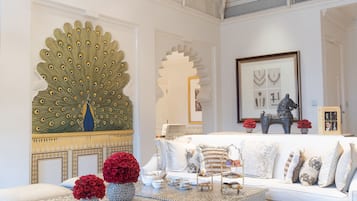 シグネチャー スイート キングベッド 1 台 シービュー | リビング エリア | 40 インチの薄型テレビ (衛星放送視聴可)