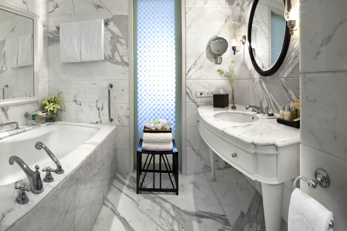 combined shower/bathtub, deep-soaking bathtub, rainfall showerhead