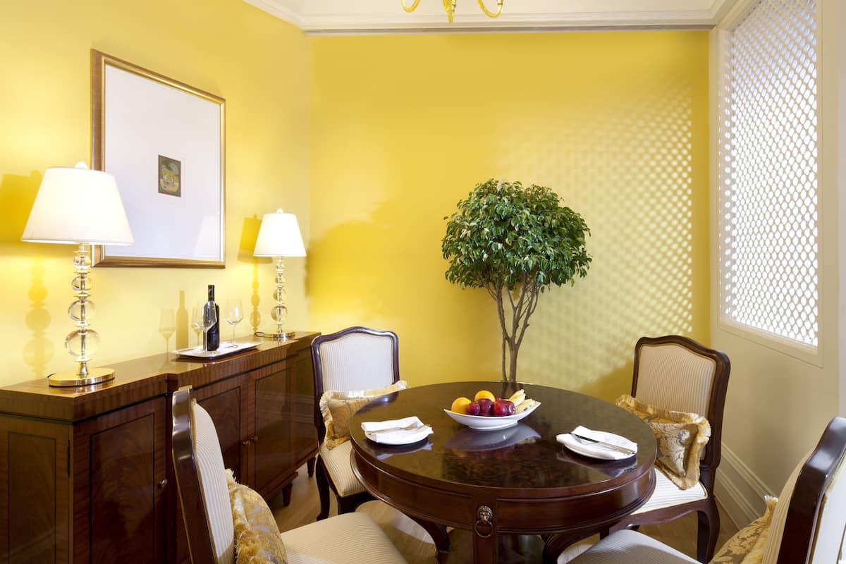 Executive Suite, 1 Bedroom, City View (King Bed) | Premium bedding, minibar, in-room safe, desk