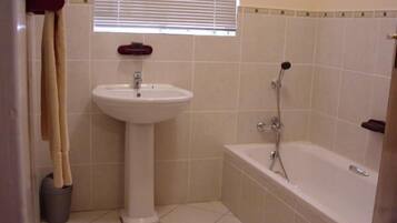 Combined shower/bathtub, towels